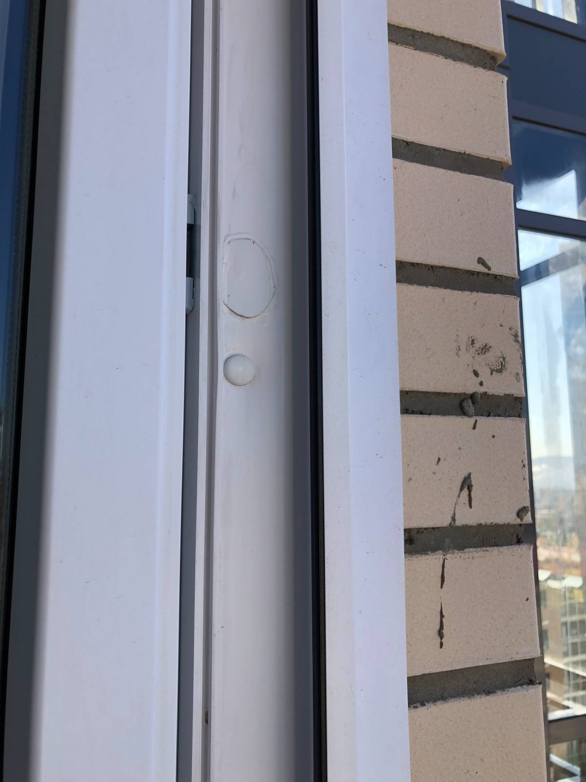 механические повреждения не допустимы на поверхностях профилей оконных блоков