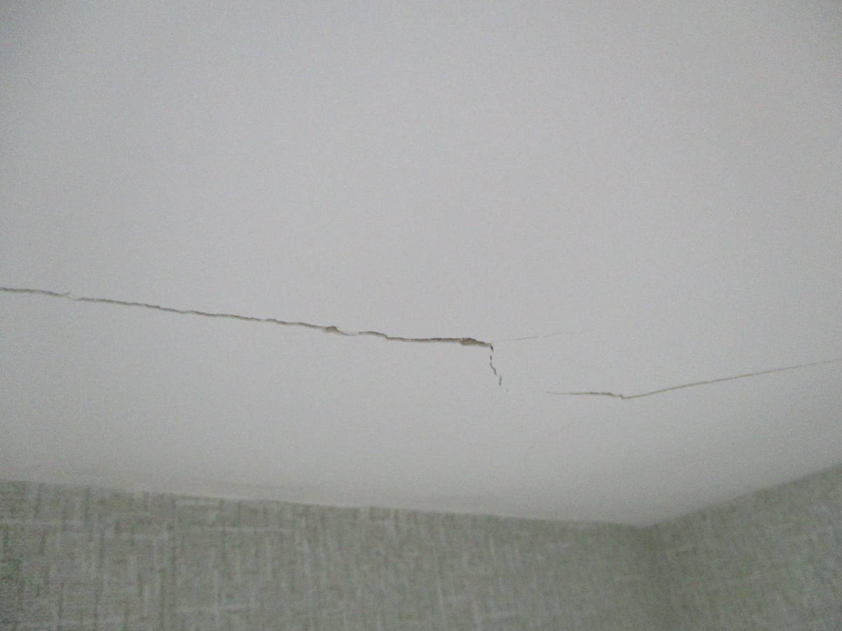 трещины на поверхности потолка не допустиммы, устранение трещины, перекраска потолка