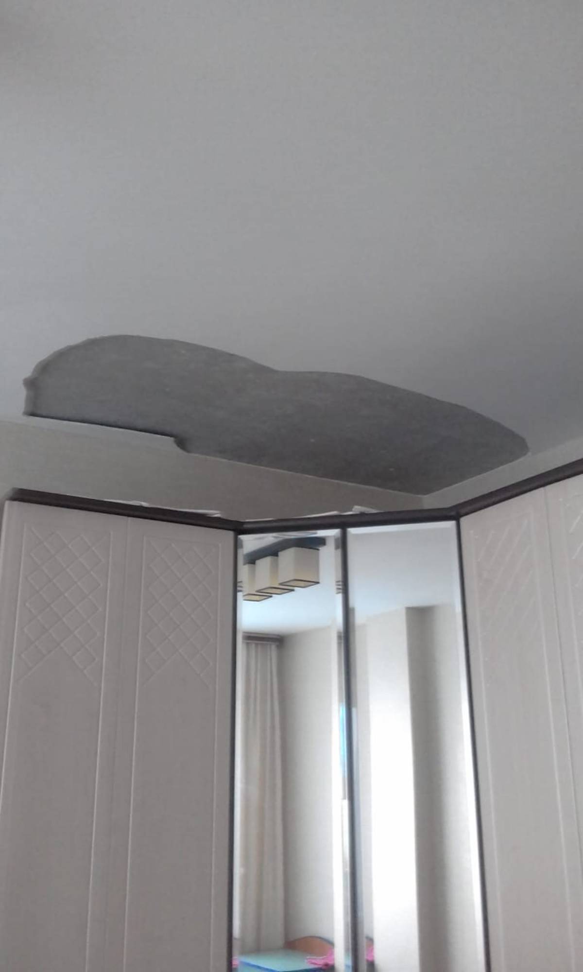 последствия некачественной штукатурки потолка, устранение-отбивка штукатурки, подготовка поверхности, штукатурка, окраска поверхности